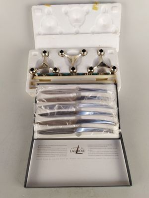 un assortiment d'argenterie dans une boîte posée sur une table