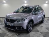 la voiture argentée est garée dans le garage sur le sol en damier