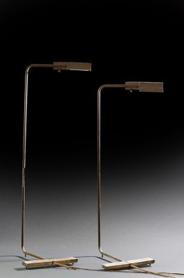 une paire de lampadaires en métal et en bois sur fond noir