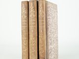 deux vieux livres posés l'un sur l'autre sur une surface blanche