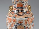 un vase avec un motif floral posé sur une table