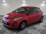 la voiture rouge est garée dans le garage sur le sol en damier