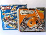 deux boîtes de legos posées l'une à côté de l'autre sur une table