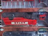 trois types différents de petits trains exposés dans une boîte