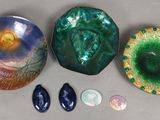 plusieurs morceaux de verre posés sur une table les uns à côté des autres