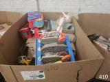 une boîte en carton remplie de jouets et d'autres objets