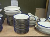 plusieurs assiettes et bols posés sur une table dans une pièce
