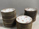 six piles d'assiettes ornées de motifs floraux sont empilées les unes sur les autres