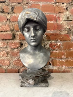 sculpture représentant la tête d'une femme coiffée d'un turban