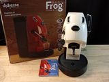 une photo d'une cafetière blanche posée sur une table en bois