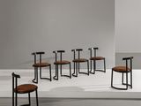 Plusieurs chaises sont alignées sur une surface blanche