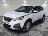 la voiture blanche est garée dans le garage sur un sol en damier
