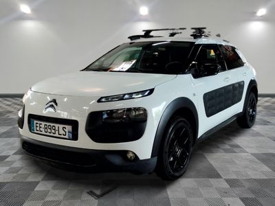 une photo d'un SUV Citrole blanc garé dans un showroom