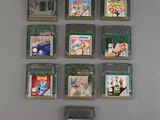 beaucoup de cartouches de jeux Nintendo accrochées au mur