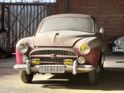 une vieille voiture garée dans un garage