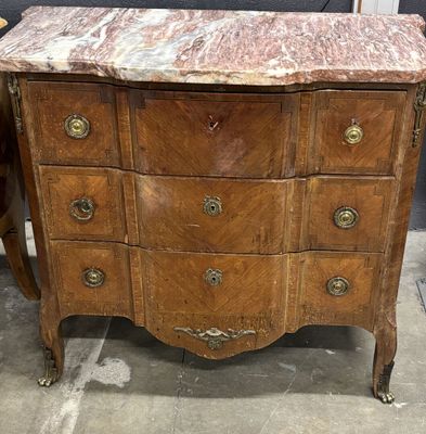 Commode de style Louis XV avec son plateau en marbre, ouvran…