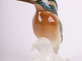 un oiseau perché sur un objet blanc