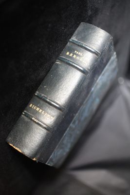 un vieux livre posé sur un tissu noir