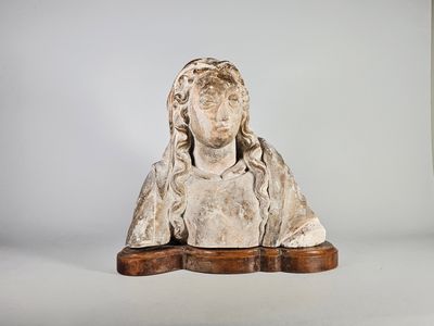 une image représentant une statue d'une femme assise sur un socle en bois