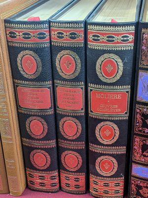 plusieurs livres sont empilés sur une table