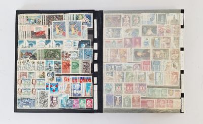 la photo d'un livre avec des timbres