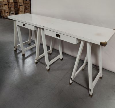 deux tables blanches montées sur roulettes dans une pièce