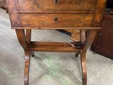 une petite table en bois surmontée d'un tiroir