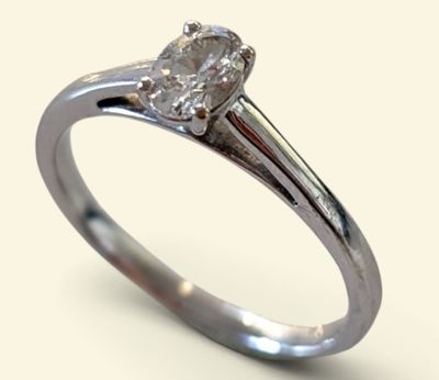 une bague sertie d'un diamant sur fond blanc