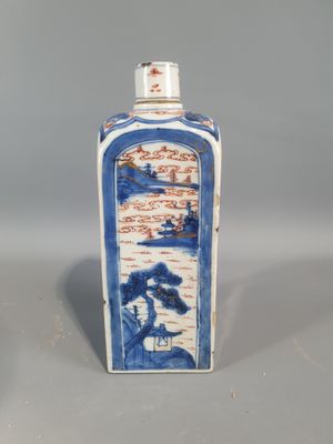 une paire de vases bleus et blancs ornés d'arbres et de nuages