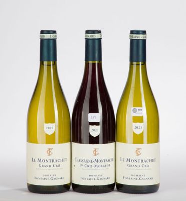 trois bouteilles de vin posées les unes à côté des autres sur une surface blanche