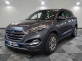 vue de face d'un SUV gris garé sur un sol à damier