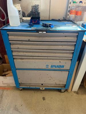 une armoire à outils bleue sur laquelle sont posés de nombreux outils