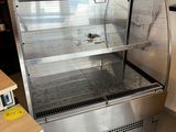 une image d'une vitrine réfrigérée dans un magasin