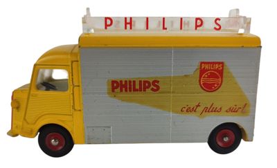 un camion miniature sur lequel est posé un panneau