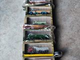 tout un tas de petits trains miniatures alignés sur le sol