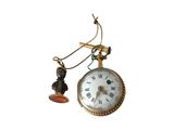 une horloge suspendue au bout d'une chaîne