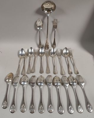 beaucoup de cuillères et de fourchettes en argent sur la table