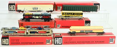 cinq modèles réduits de trains exposés dans une vitrine