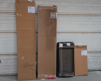 une pile de cartons et un téléviseur devant une porte de garage