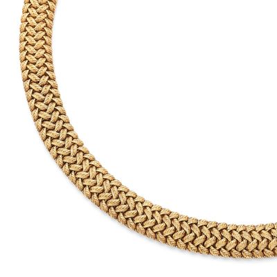 un collier à chaîne en or avec un fermoir sur fond blanc