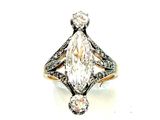 gros plan d'une bague en diamant sur une surface blanche