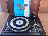 le tourne-disque est posé sur le tourne-disque
