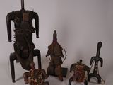 un petit groupe de figurines posées sur une surface blanche