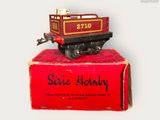 un petit train miniature posé sur une boîte rouge