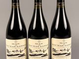 trois bouteilles de vin posées l'une à côté de l'autre sur une table