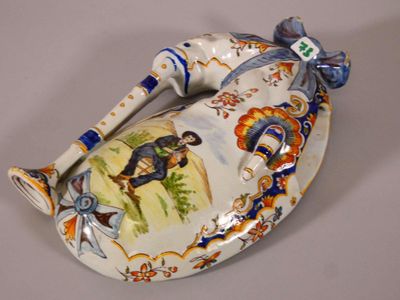 figurine en porcelaine représentant un homme à cheval, avec un oiseau sur le dos