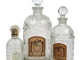 trois bouteilles en verre transparent munies d'un bouchon en liège, disposées les unes à côté des autres
