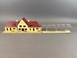 une petite maquette de maison avec un pont devant