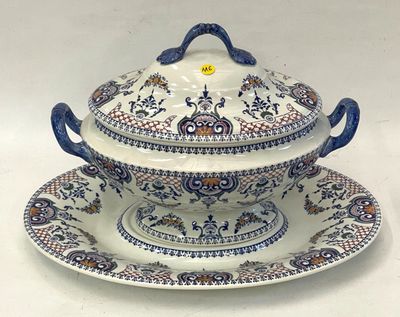 un bol et une assiette bleus et blancs, avec un couvercle dessus