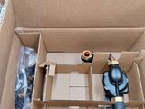 une boîte en carton contenant un tuyau et d'autres objets